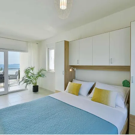 Beachfront Villa Klaudija 빌라 *